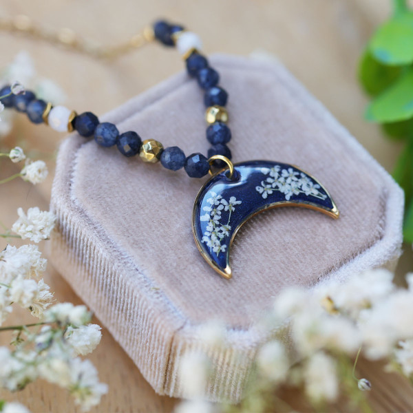 Lunula with Wild Carrot Flower