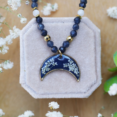 Lunula z kwiatem dzikiej marchwi