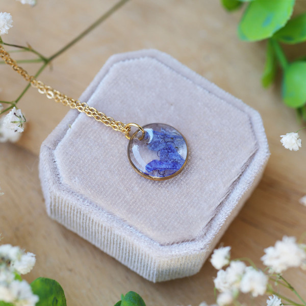Classic necklace with a flower of the common echium