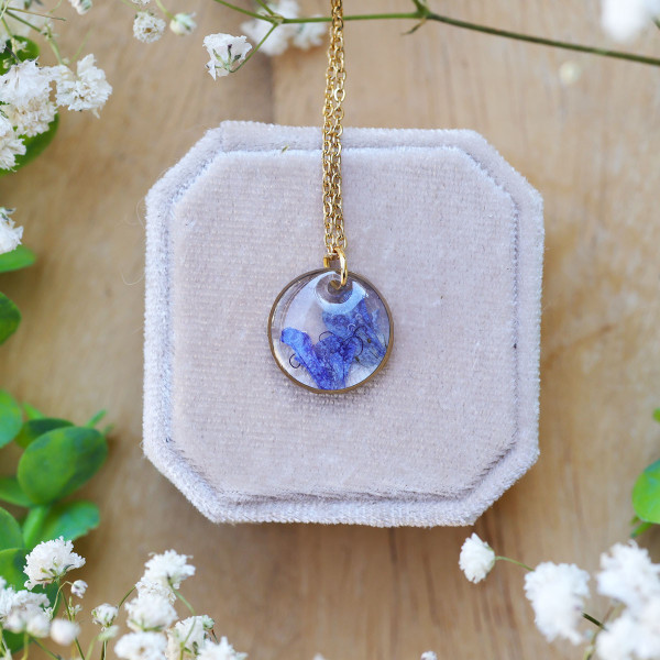 Classic necklace with a flower of the common echium