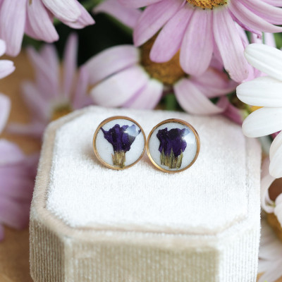 Stud earrings with primrose