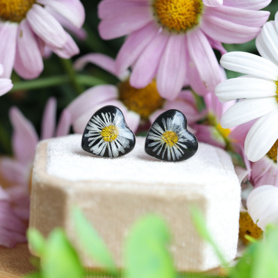 Daisy flower stud earrings