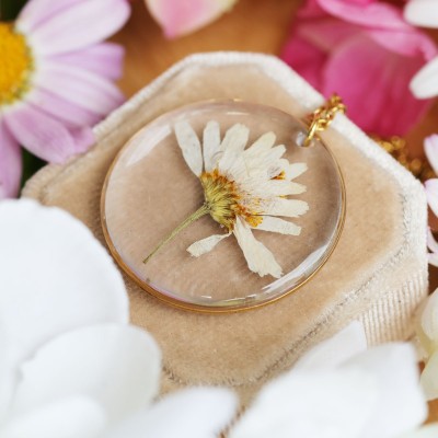 Classic necklace with daisy