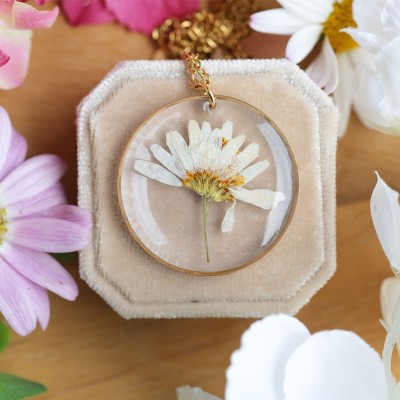 Classic necklace with daisy
