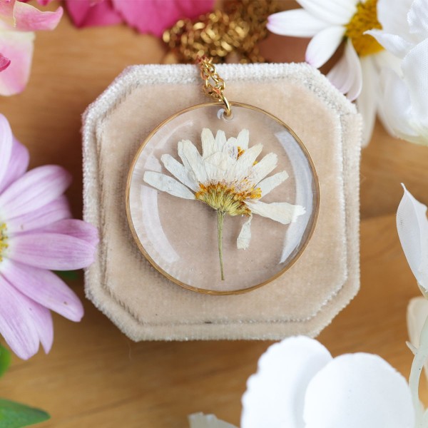 Classic necklace with daisy