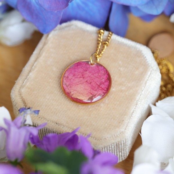 Classic necklace with peony petal