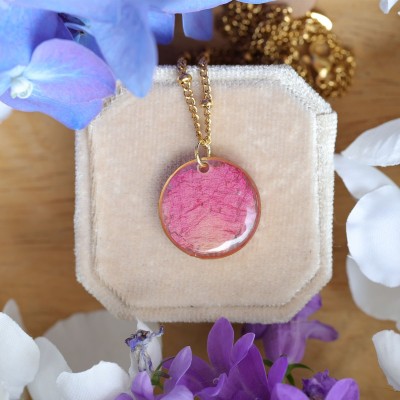 Classic necklace with peony petal