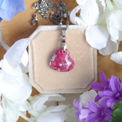 Classic necklace with peony petal