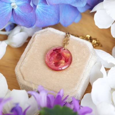 Classic necklace with rose petals