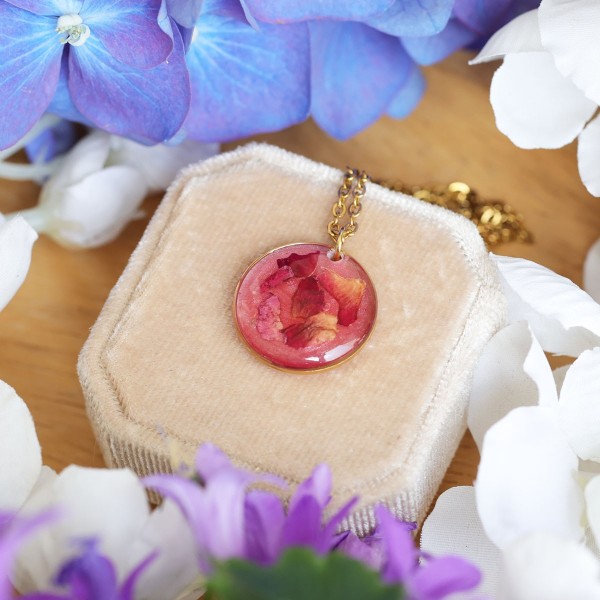 Classic necklace with rose petals