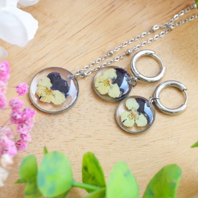 Classic set with a pansy flower