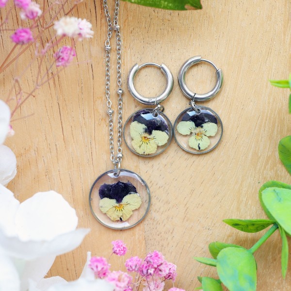 Classic set with a pansy flower