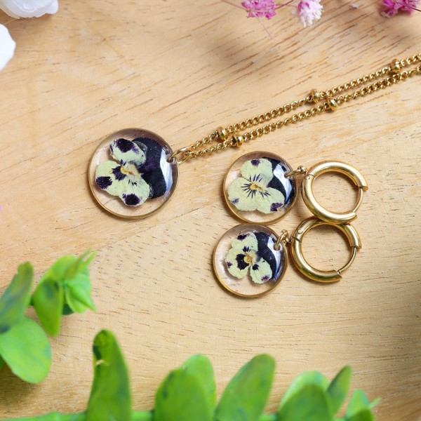 Classic set with a pansy flower