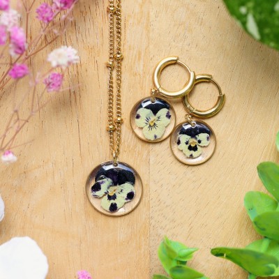 Classic set with a pansy flower