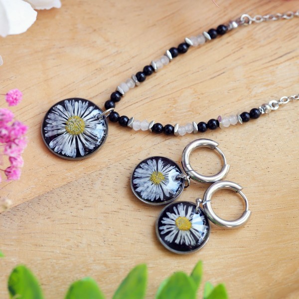 Set with daisy flowers