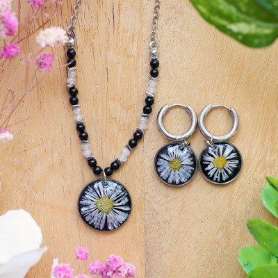 Set with daisy flowers