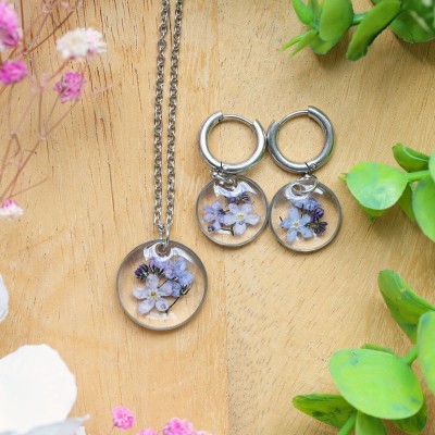Classic jewelry set with a forget-me-not flower