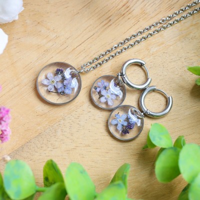 Classic jewelry set with a forget-me-not flower