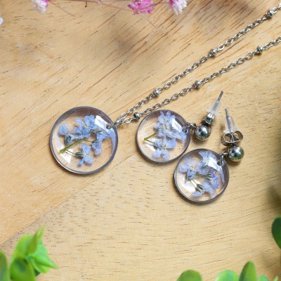 Classic jewelry set with a forget-me-not flower