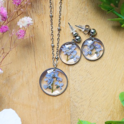Classic jewelry set with a forget-me-not flower