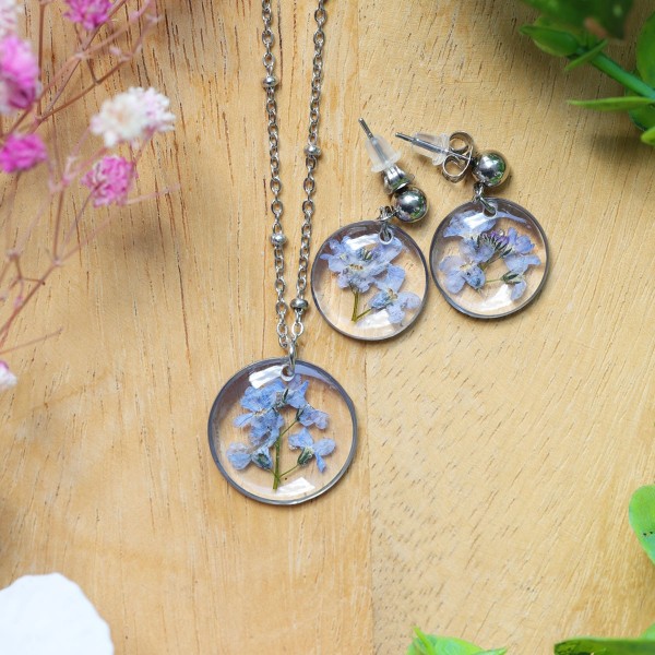 Classic jewelry set with a forget-me-not flower