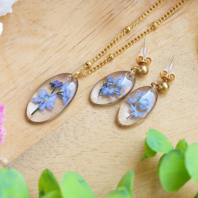 Classic jewelry set with a forget-me-not flower