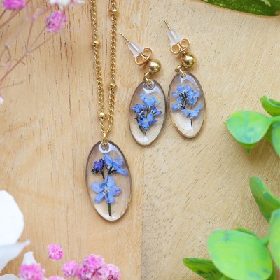 Classic jewelry set with a forget-me-not flower