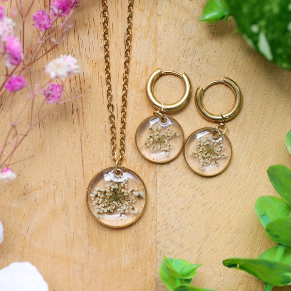 A classic jewelry set with a wild carrot flower