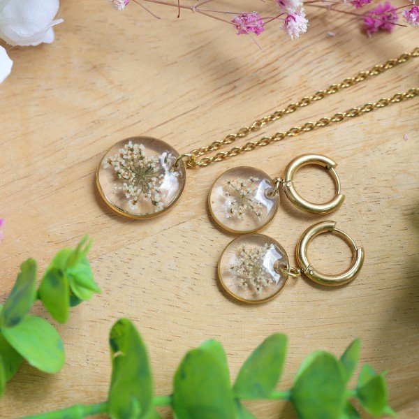 A classic jewelry set with a wild carrot flower