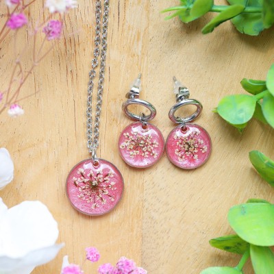 Classic jewelry set with a wild carrot flower