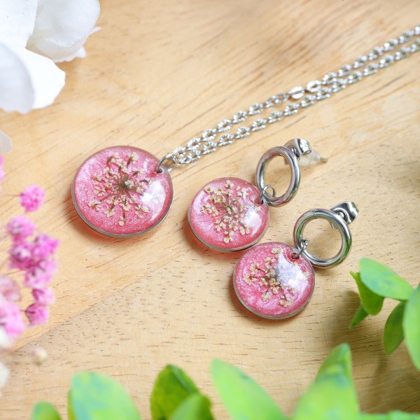 Classic jewelry set with a wild carrot flower
