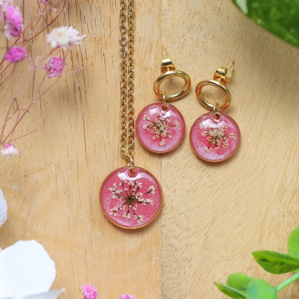 Classic jewelry set with a wild carrot flower