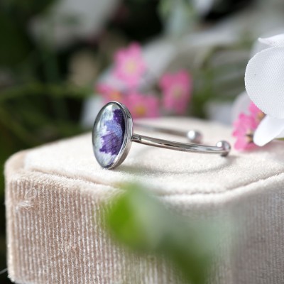 Classic ring with pansy petal