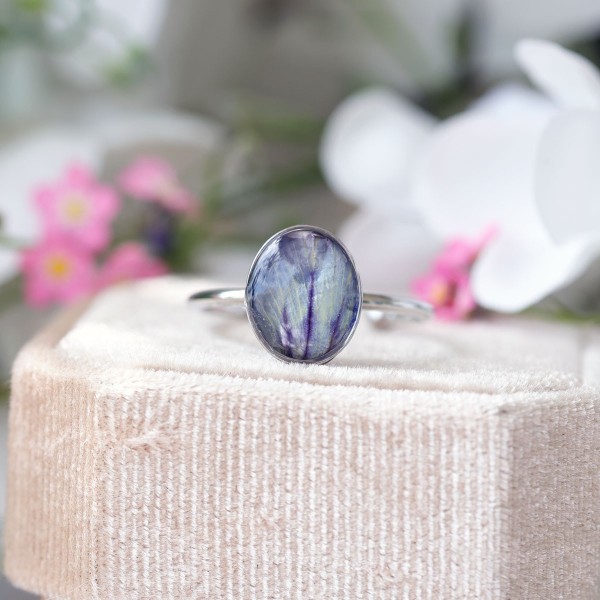 Classic ring with pansy petal