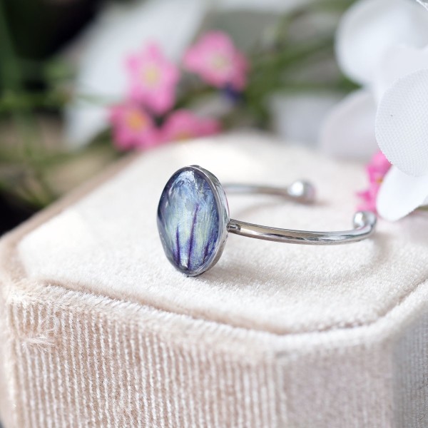 Classic ring with pansy petal