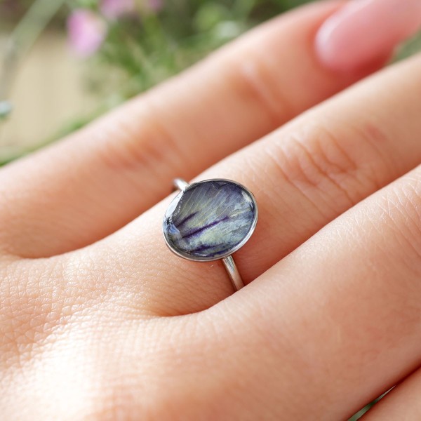 Classic ring with pansy petal