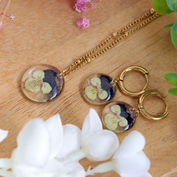 Classic set with a pansy flower