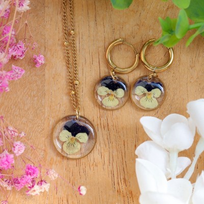 Classic set with a pansy flower