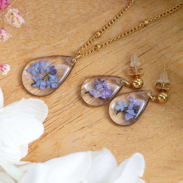 Classic jewelry set with a forget-me-not flower