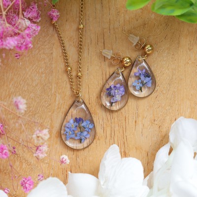Classic jewelry set with a forget-me-not flower