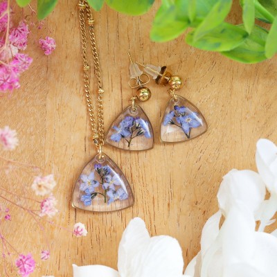 Classic jewelry set with a forget-me-not flower