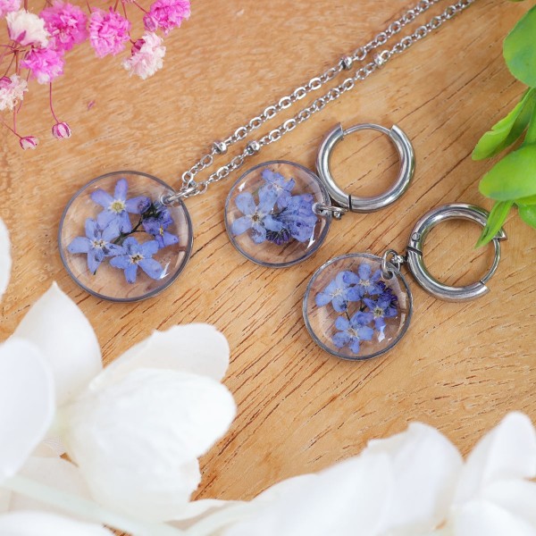 Classic jewelry set with a forget-me-not flower