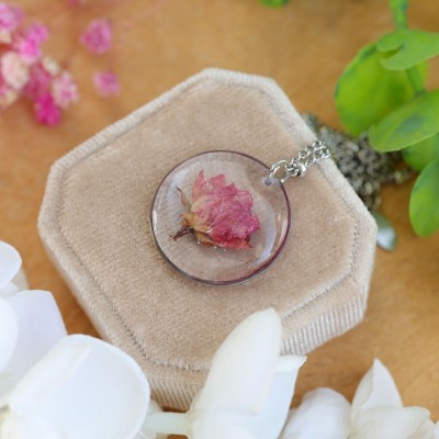 Classic rose necklace