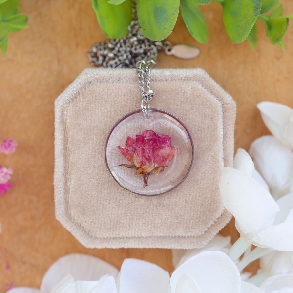 Classic rose necklace