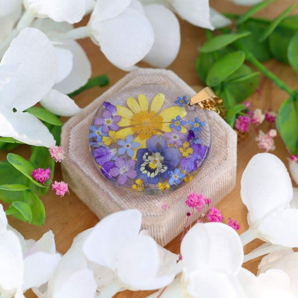 Classic necklace with a bouquet of flowers