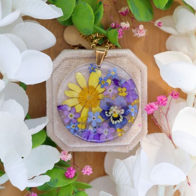 Classic necklace with a bouquet of flowers