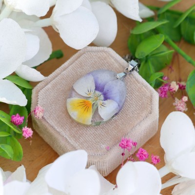 Classic pansy necklace