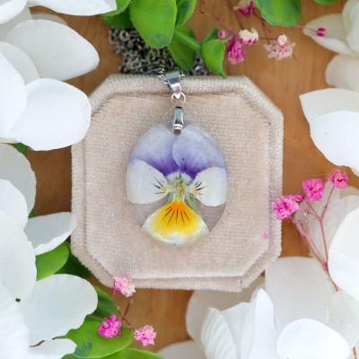Classic pansy necklace