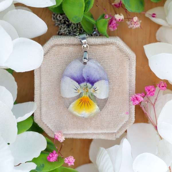 Classic pansy necklace