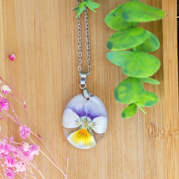 Classic pansy necklace